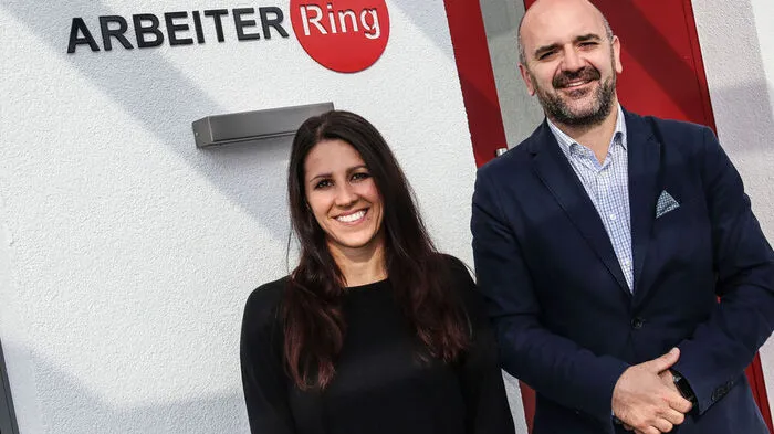 Sabrina Neuer (31) mit Arbeiterring-Geschäftsführer Bernd Pressl