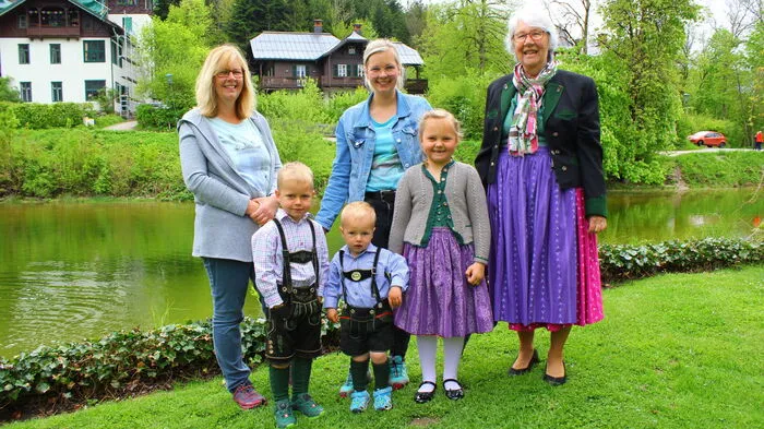 Die Kinder für das Fotoshooting mit den Narzissenhoheiten kommen aus einer Familie: Gleich vier Generationen der Altausseer Familie Stammler sind hier auf einem Bild