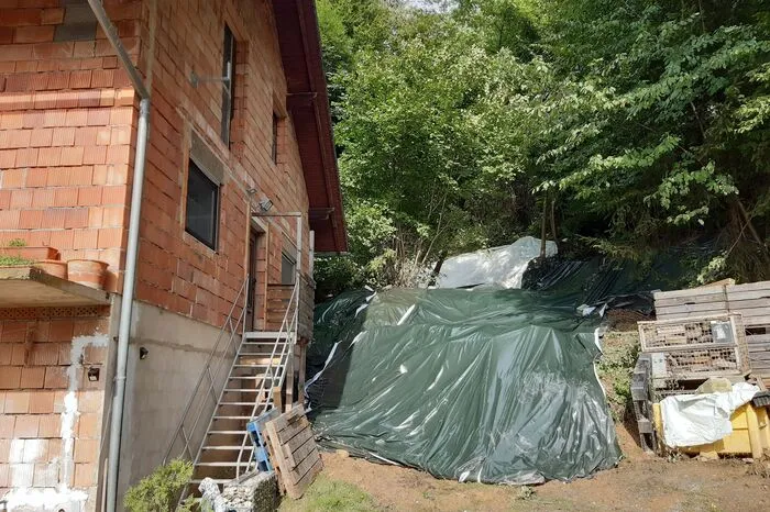 Bei Familie Praßl rutscht der Hang hinter dem Haus
