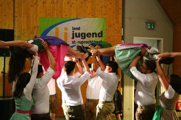Mit einer traditionellen Polonaise machte die Landjugend den Auftakt ihres Balls...