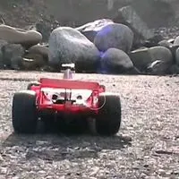 Ein kleiner Modell-Ferrari vor einem Schutthaufen auf dem damaligen A1-Ring
