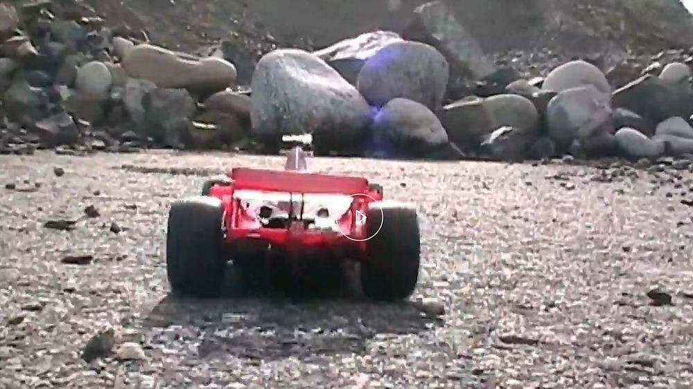 Ein kleiner Modell-Ferrari vor einem Schutthaufen auf dem damaligen A1-Ring