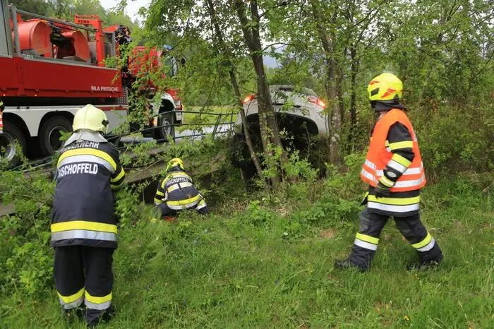 Ein Pkw-Lenker kam in Gaal von der Straße ab, durchstieß das Brückengeländer des Zinkenbaches und stürzte in den Bach. Der Dieseltank brach auf.