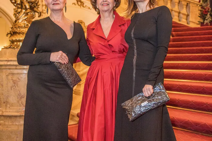 Unvergesslicher Auftritt: Für sie wurde der Traum vom Designerkleid Wirklichkeit. Denn die Kleine Zeitung verloste mit „ardea luh“ eine maßgeschneiderte Robe für die Redoute. Françoise Hermann konnte in ihrem Traum in roter Seide einen Glanzauftritt hinlegen.