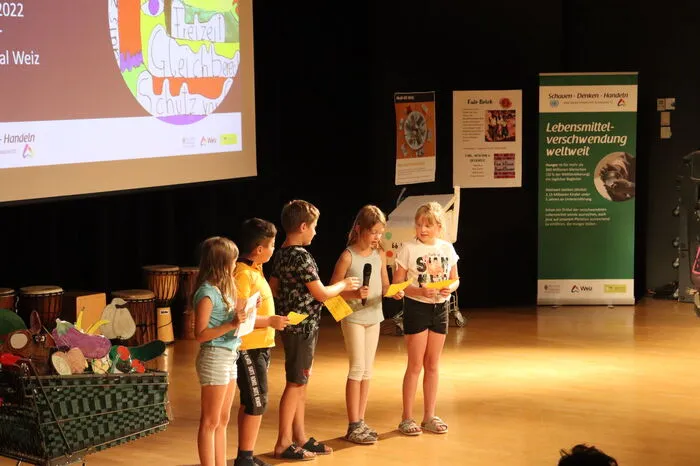 Schülerinnen und Schüler gaben Tipps, wie man weniger Lebensmittel verschwendet.