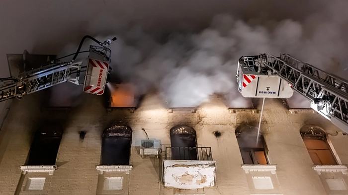 Beim Brand in einem siebenstöckigen Mehrfamilienhaus in Moskau sind acht Menschen ums Leben gekommen.
