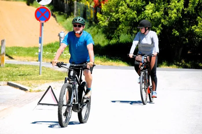 Sportvereinsobmann Phillipp Wurzer konnte rund 300 interessierte Radler, angefangen von jung bis alt begrüßen, die sich den 24 Kilometer langen Radlerspaß rund um Markt Hartmannsdorf nicht entgehen ließen.