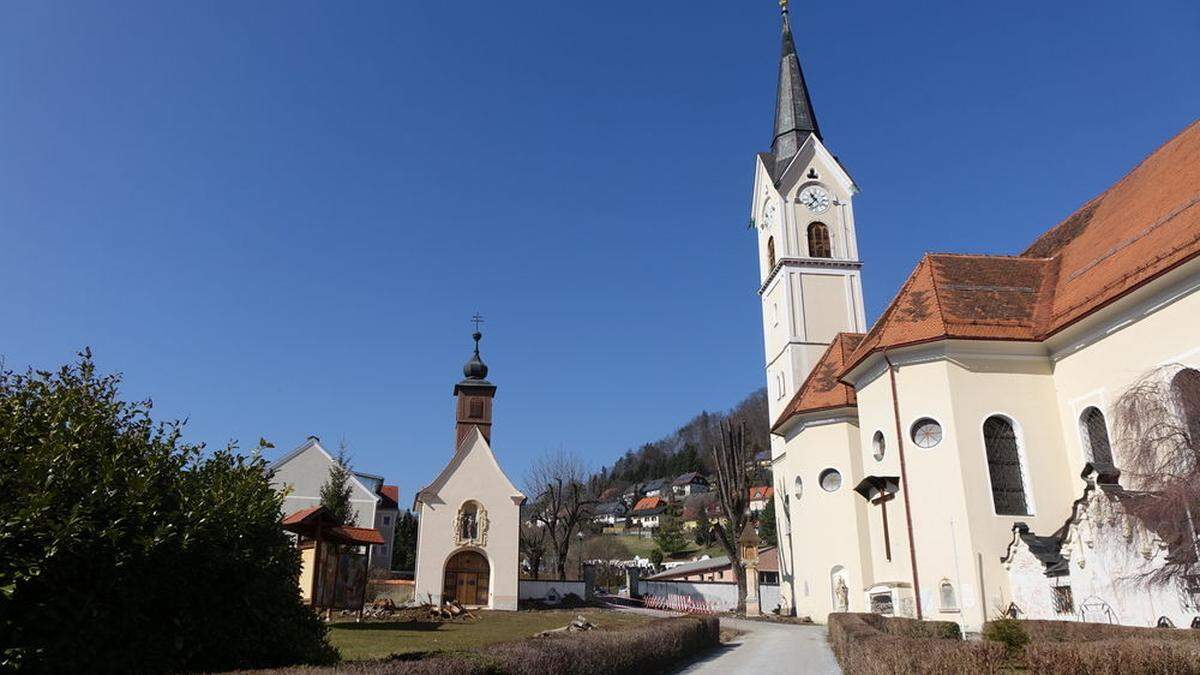 Zwischen Kirche (rechts) und Antoniuskapelle wird ein Weg in Form eines Kreuzes gelegt