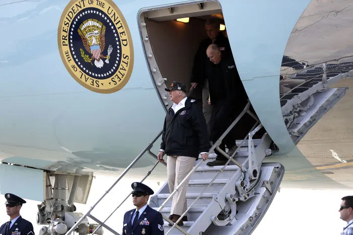 Der kleine Ort Paradise nördlich von Sacramento wurde durch das Feuer zu großen Teilen zerstört. US-Präsident Donald Trump besuchte die Gegend und machte sich an Ort und Stelle ein Bild der Lage.