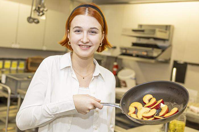 Melina Wurzinger beim Nachkochen der Rezepte aus dem neuen Magazin
