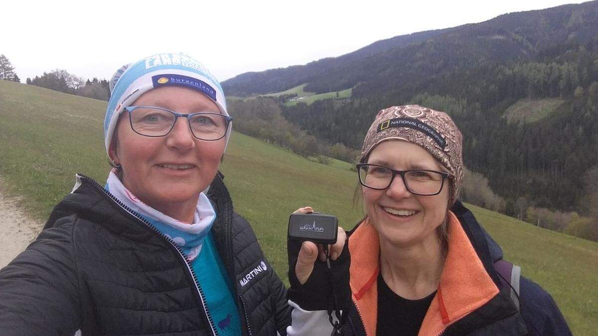 Eva Reindl (links) und Anna Baumgartner sind auch bei kaltem Wetter unterwegs   