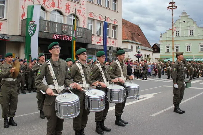 Top 6: 166 Rekruten wurden am 24. Mai am Voitsberger Hauptplatz feierlich angelobt. Mit dabei war auch die Militärmusik Steiermark. Ein Video ihres Auftrittes avanciert zum Internethit.