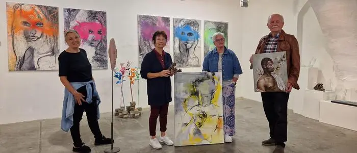 Laden zur neuen Ausstellung der Kunstfabrik Lipizzanerheimat: Elisabeth Raunig, Elisabeth Peter, Obfrau Regina Uedl und Hans-Peter Traussnigg (von links)