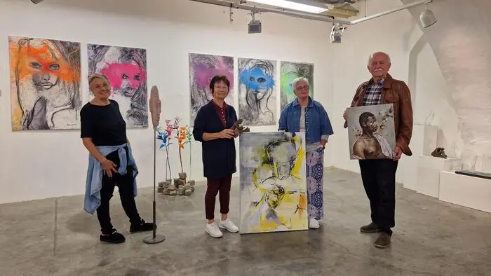 Laden zur neuen Ausstellung der Kunstfabrik Lipizzanerheimat: Elisabeth Raunig, Elisabeth Peter, Obfrau Regina Uedl und Hans-Peter Traussnigg (von links)