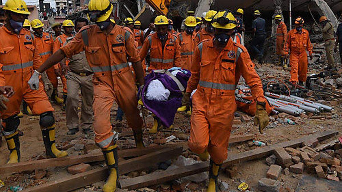 Mehr als 100 Rettungskräfte suchen nach den Verschütteten