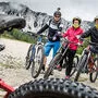 Ex-Radprofi Paco Wrolich (links), Kleine Zeitung-Redakteurin Simone Dragy und Petzen-Geschäfsführer Hubert Ramskogler wagten eine Fahrt am Flow Country Trail