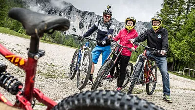 Ex-Radprofi Paco Wrolich (links), Kleine Zeitung-Redakteurin Simone Dragy und Petzen-Geschäfsführer Hubert Ramskogler wagten eine Fahrt am Flow Country Trail