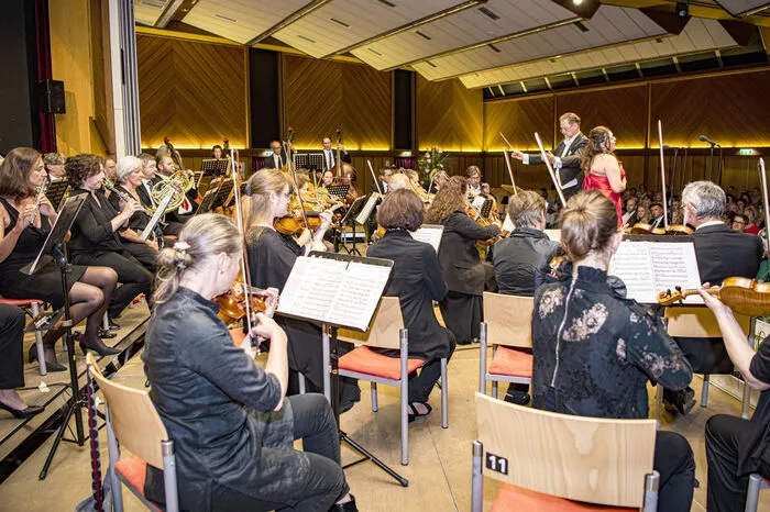 Flott musizierte das 50 Musiker umfassende Orchester unter Leitung von MS-Direktor Alfred Reiter als Auftakt den Frühlingsstimmenwalzer
