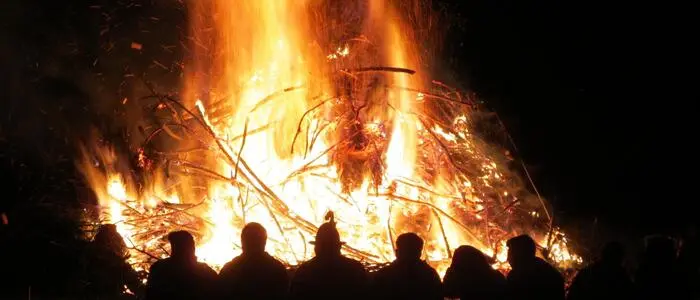 Osterfeuer sind nur von Karsamstag (15 Uhr) und Ostersonntag (3 Uhr) erlaubt