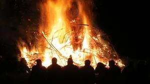 Osterfeuer sind nur von Karsamstag (15 Uhr) und Ostersonntag (3 Uhr) erlaubt