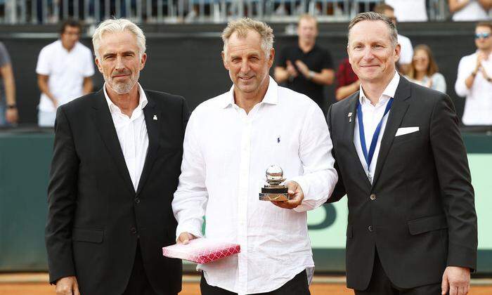 links Juan Margets (ITF Ehren-Vizepräsident) und Werner Klausner (ÖTV-Präsident) überreichten die Auszeichnung während des Tennis Doppel Oliver Marach/Jürgen Melzer (AUT) gegen John Peers/Lleyton Hewitt (AUS)