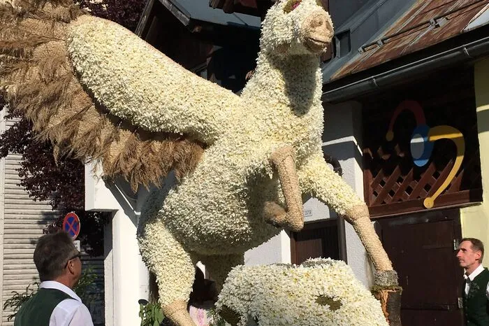 "Pegasus" von Thomas Feldhammer und Franz Loitzl holte sich in der Kategorie der neuen Aufbauten den Sieg beim Stadtkorso in Bad Aussee.