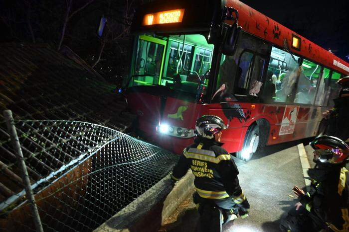 Unfall mit Linienbus in Innsbruck | Der Bus kam von der Fahrbahn ab und hing teilweise in der Luft.