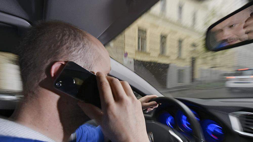 Ständiges Telefonieren ist schädlich - und im Auto ohnehin verboten
