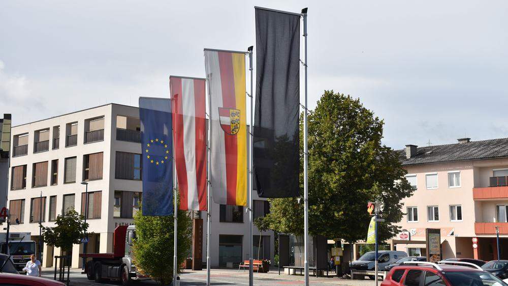 Nahe dem Rathaus in St. Andrä weht seit Freitag die schwarze Fahne