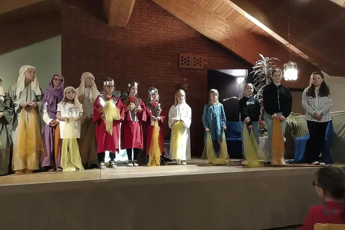  15 Kinder aus vier Pfarren brachten die biblische Auferstehungsgeschichte in eindrucksvollen Szenen auf die Bühne.