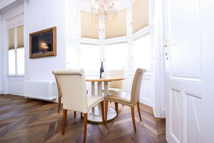 Das Zimmer ist - trotz eher klassisch-wertigem Interieur - vom Charakter her hell und modern.