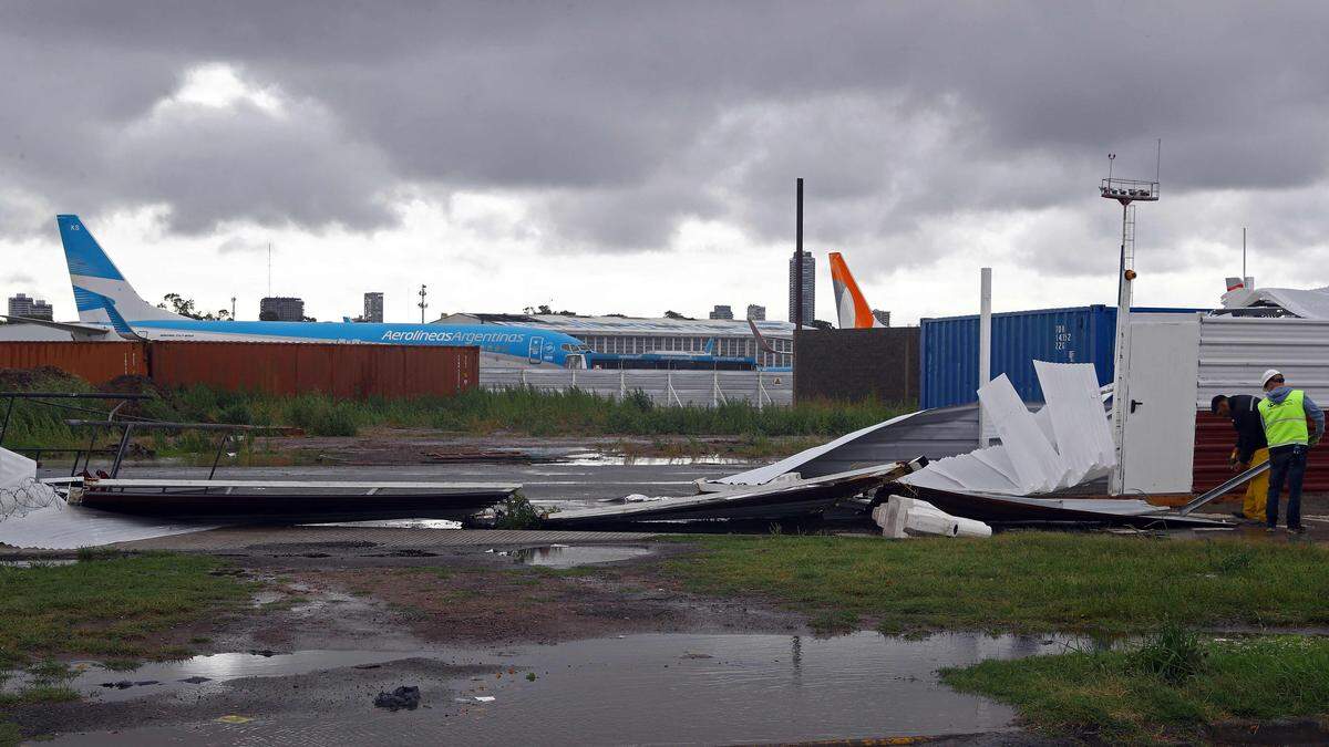 Die heftigen Sturmböen richteten massiven Schaden am Jorge-Newbery-Flughafen an