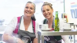 Barbara und Katharina Wallner sind heuer Teil der Almkulinarik in der Region Schladming-Dachstein, im Zuge derer Haubenkoch Richard Rauch mit Hüttenwirten eigene Gerichte kreiert