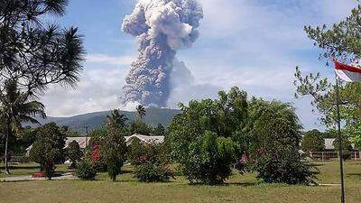 Der knapp 1.800 Meter hohe Vulkan Soputan schleuderte Asche bis zu vier Kilometer in die Höhe