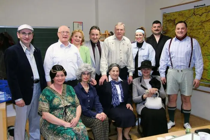  Die Protagonisten Franz Ofner, Barbara Neukam, Jenny Neukam, David Neukam, Marianne Neukam, Hubert Neukam, Silke Steurer, Silke Schweighart, Daniela Schweighart, Ernst Schweighart, Gottfried Stiefmann und Friedrich Gines rissen die Besucher zu Lach- und Beifallsstürmen hin.