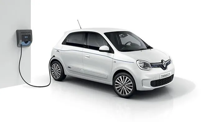 Renault schickt den Twingo an die Steckdose. Der ist allerdings kein bloßer Technikzwilling des Smart Forfour, mit dem er sich die Plattform teilt: Bei den Komponenten des elektrischen Antriebsstrang gehen die Franzosen eigene Wege.