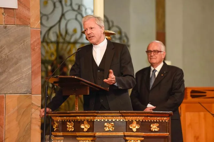 Generalvikar Engelbert Guggenberger, selbst langjähriges Mitglied der Dante Alighieri Gesellschaft, lobte Thalhammers "völkerverbindende Wirkung".