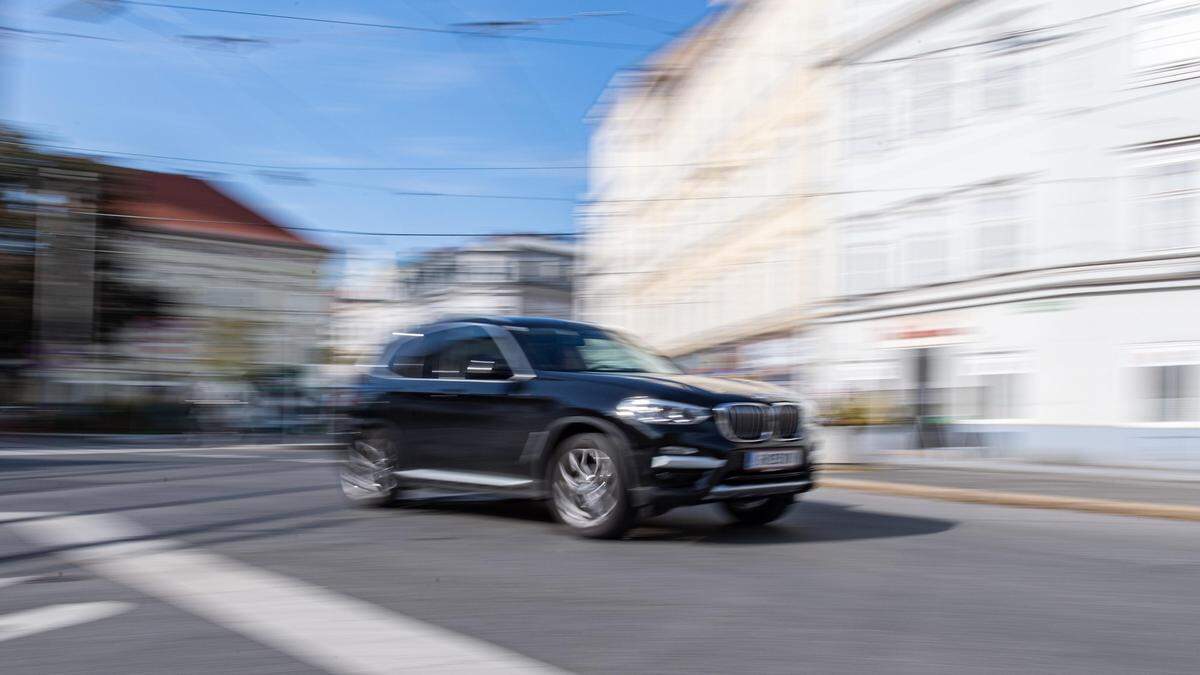 Ein SUV in Graz, wo man die Erhöhung der Gebühren derzeit diskutiert