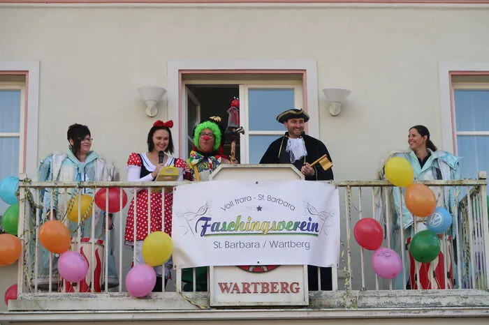 Am Balkon des ehemaligen Wartberger Gemeindeamtes wurde die Faschingszeit von Anita Atzler ausgerufen.