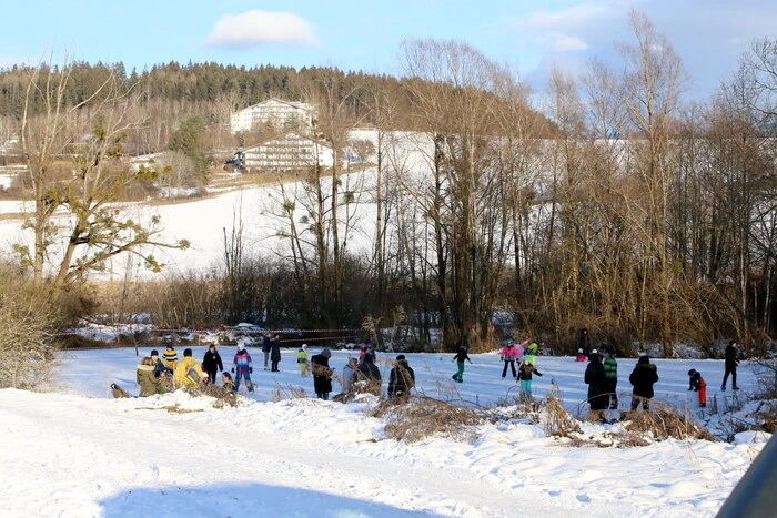 Und so tummeln sich seit wenigen Tagen zahlreiche Kufenflitzer am idyllisch gelegen Teich im Ortsteil Untermarkt. 