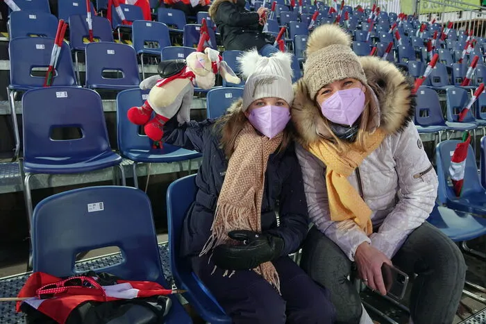 Sigrid und Madeleine mit Hopsi als Papa-Ersatz