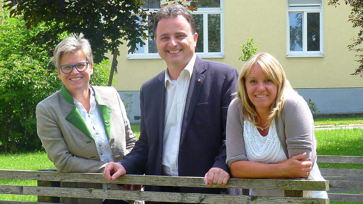 Das war 2014: der damalige Präsident Wolfgang Czernin mit den beiden ersten Rotarierinnen Silvia Wolfsteiner (l.) und Marietta Eberhard