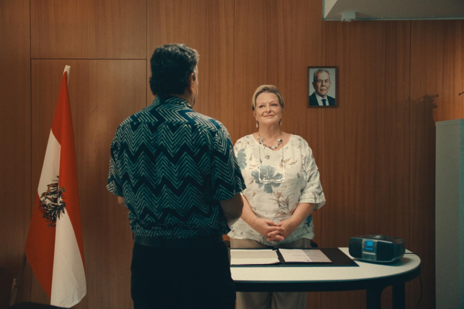 Doku „Noch lange keine Lipizzaner“: Der Amtsschimmel ist bei diesem Ritt durch den Bürokratie-Dschungel allgegenwärtig