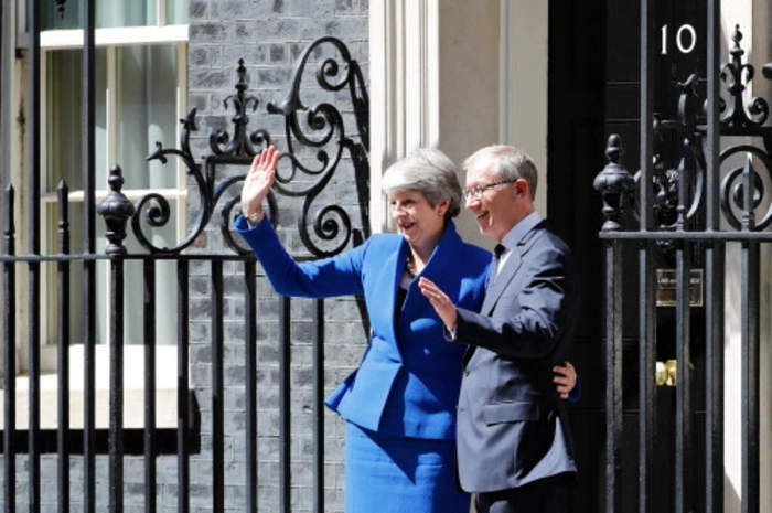 Nach ihrer Abschiedsrede vor der Downing Street No. 10 winkt May mit ihrem Ehemann Philip zum Abschied, danach ging es zu ihrem offiziellen Rücktrittstermin mit der Queen im Buckingham Palace.