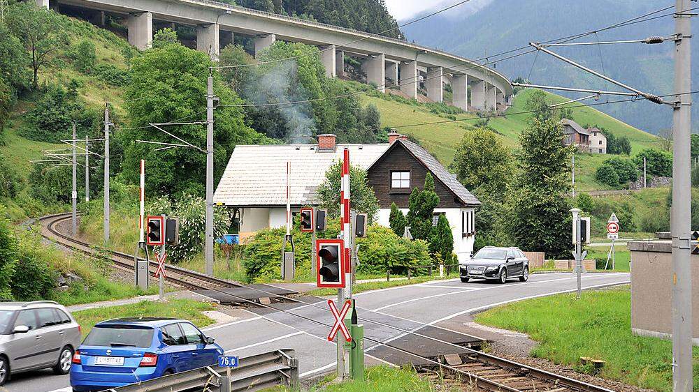 Der Bahnübergang in der Ortschaft Pürgschachen würde entschärft. Die hier gut ersichtliche Steigung der Bahnstrecke müsste durch einen Basistunnel verflacht werden