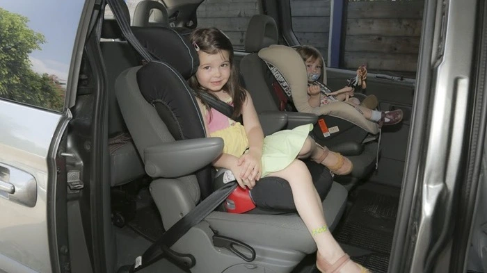 Kindersitz und das richtige Anschnallen. Es gilt: Kleinkinder sollten so lange wie möglich gegen die Fahrtrichtung im Auto sitzen, das schützt Kopf und Halswirbelsäule.