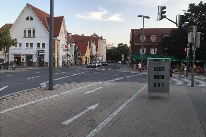 Neben den vielen Verboten gibt es, wie zum Trost, auch andere Sprüche. "Alles wird gut" etwa wird bei der Keplerbrücke versprochen.