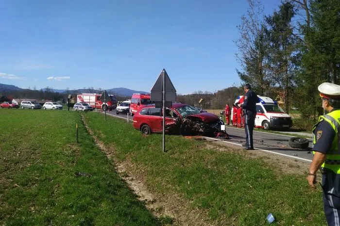 Ein Pkw war auf die Gegenfahrbahn geraten und frontal in den zweiten gekracht