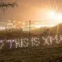 Neos-Abgeordneter montierte an den umstrittenen Zaun in Spielfeld eine Lichterkette mit einer Botschaft an die Bundesregierung