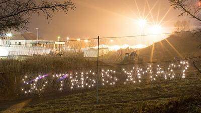 Neos-Abgeordneter montierte an den umstrittenen Zaun in Spielfeld eine Lichterkette mit einer Botschaft an die Bundesregierung
